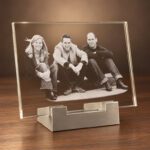 Foto in glas - Gegraveerde glazen plaquette op zilveren standaard