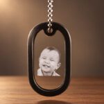 Foto in glas Transparante hanger met een babyportret