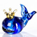 Glazen walvis met kroontje - vrolijk dierenbeeldje