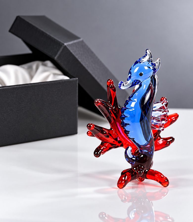 Glazen zeepaardje met koraal - rood en blauw glas