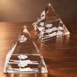 Kristallen piramides met vliegtuiggravure in glas