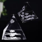 Pyramide van glas met logo