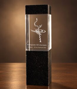 Award "Pilaar Zwart" met 3D gravure - 18 cm