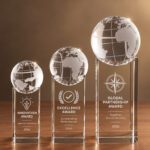 award wereldbol op sokkel
