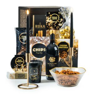 Kerstpakket Sfeer in Huis met kandelaars en rode wijn